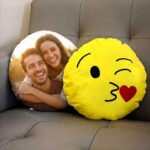 Fotoğraf Baskılı Kişiye Özel Yuvarlak Emojili Yastık (Kalpli Öpücük) - Görsel 2